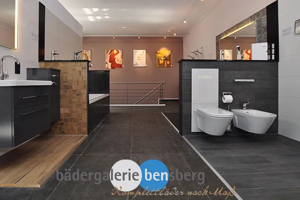 Einblick in die Bädergalerie Bensberg mit Badgestaltungen und Fliesenmustern